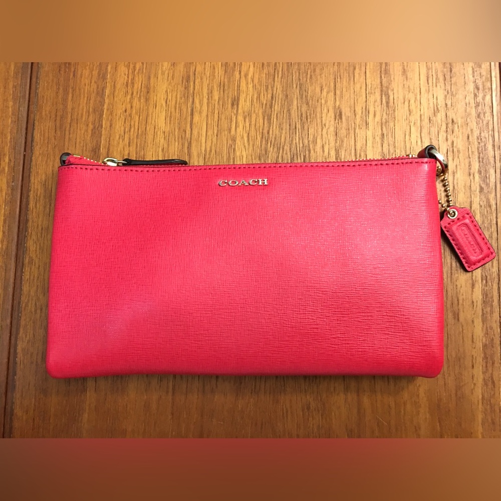 NWOT COACH Hot Pink Leather Handbag w/Buckle Chain Adjustable Strap. Zip closure